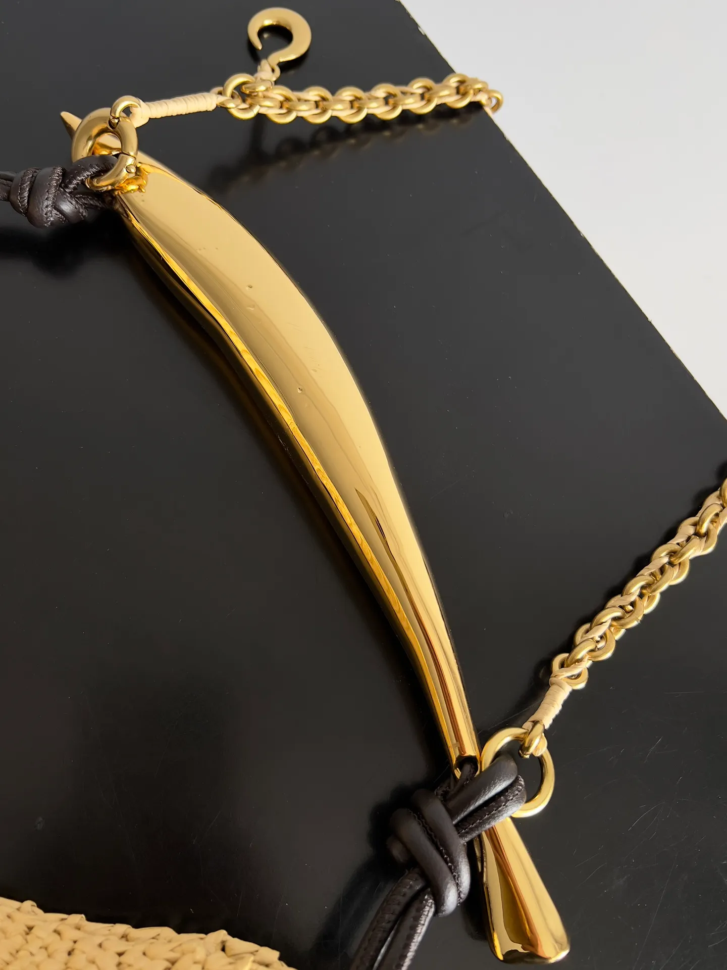Batch 1760 In the hot summer, there must be many friends going to the beach for vacation🏖️🏖️BOTTEGA VENETA new model SARDIE is simply synonymous with vacation, fresh straw style🥥🥥 unique design that is not easy to bump into, any combination will give you a romantic holiday feel. The fish hook on the chain echoes the sardine-shaped handle, adding a touch of color to the original simple appearance. The capacity blessing greatly enhances the practicality, you don’t have to worry about not being able to put things in when you go out. Style No.: 796426 Size: 33*20*4cm